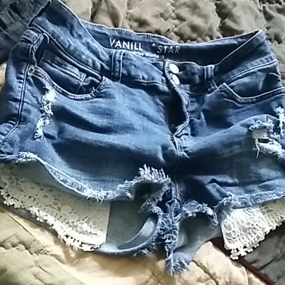 Distressed Frayed vanilla Star blue jean shorts with lace pockets